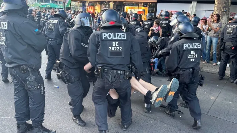 Alman polisinden Filistin’e destek eylemi yapanlara sert müdahale Alman polisinden Filistin’e destek eylemi yapanlara sert müdahale
