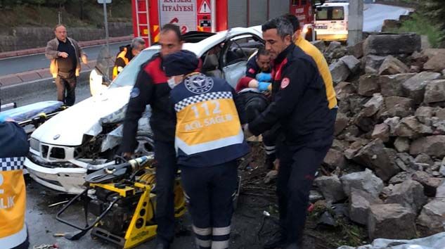 İstinat duvarına çarpan araçta 1 kişi öldü, 2 kişi yaralandı