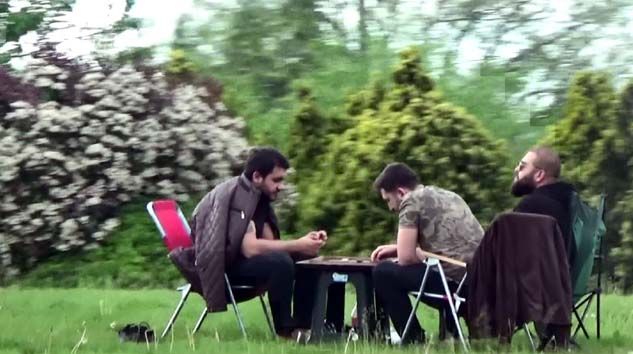 E-5’in yanı başında piknik yapıp tavla oynadılar