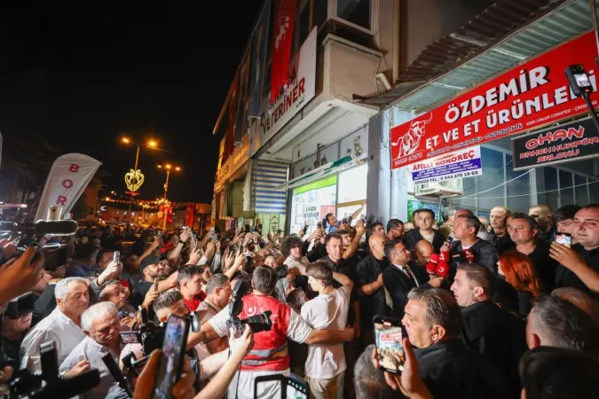 CHP Genel Başkanı Özel, Zafer Yolu’ndan Kocatepe’ye yürüdü CHP Genel Başkanı Özel, Zafer Yolu’ndan Kocatepe’ye yürüdü