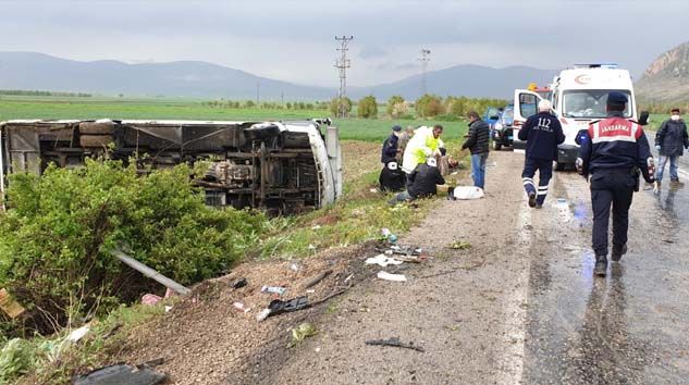 Afyonkarahisar’da otobüs tarlaya devrildi: 16 yaralı
