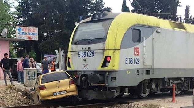 Osmaniye’de trenin çarptığı otomobilin sürücüsü yaralandı
