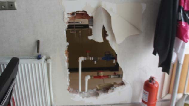 Duvarı delip 200 bin liralık altın çaldılar