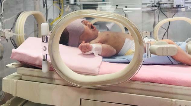 Vicdansız anne! Çöpe atılan bebek yaşam savaşı veriyor