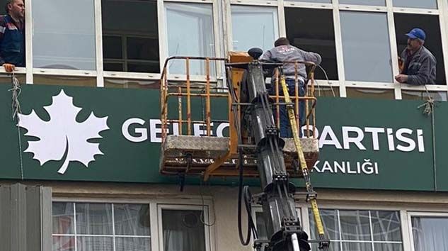 Gelecek Partisi’nin tabelası takıldı