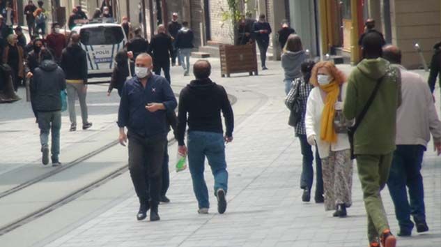Taksim Meydanı’nda maske takma zorunlu oldu ve 3 metre sosyal mesafe kuralı getirildi