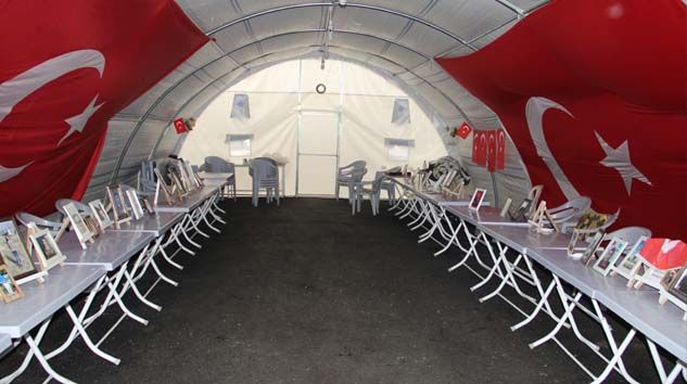 HDP önündeki aileler kısıtlama nedeni ile eylemlerine 2 gün ara verdi