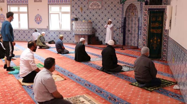 Almanya’da camiler yeniden ibadete açıldı