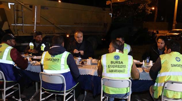 Bursa Büyükşehir Belediye Başkanı Alinur Aktaş sahuru asfalt işçileriyle birlikte yaptı