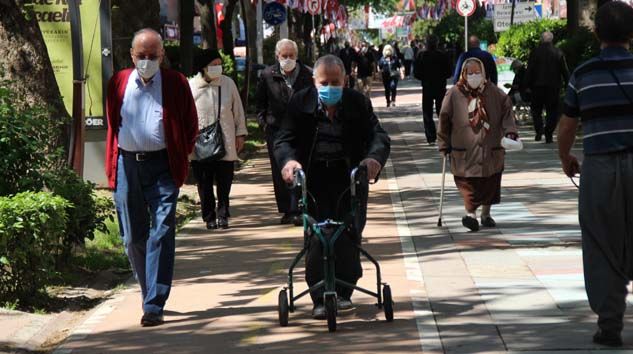 65 yaş üstü vatandaşlar sokağa çıktı
