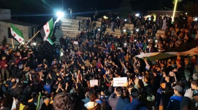 İdlib’de yüzlerce kişi Esad rejimini protesto etti