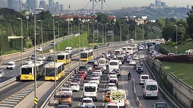 Sokağa çıkma kısıtlaması sonrası işe giden vatandaşlar yollara döküldü