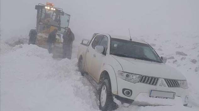 Yaz beklenirken mayıs ayında karla mücadele ediyorlar