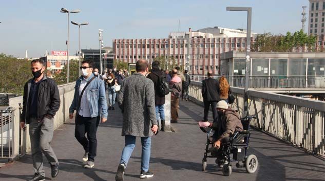 Kontrollü sosyal hayatın ilk gününde metrobüslerde yoğunluk