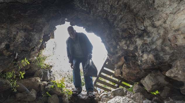 15 yıldır mağarada yaşıyor