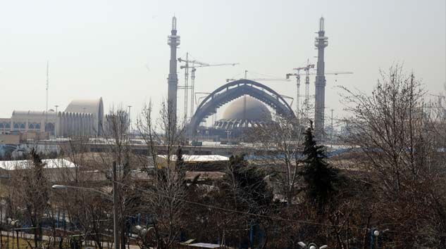 İran’da yarından itibaren tüm camiler yeniden açılacak