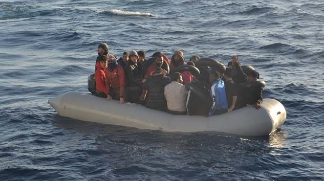 Yunanlıların ölüme terk ettiği 10’u çocuk 24 göçmen kurtarıldı