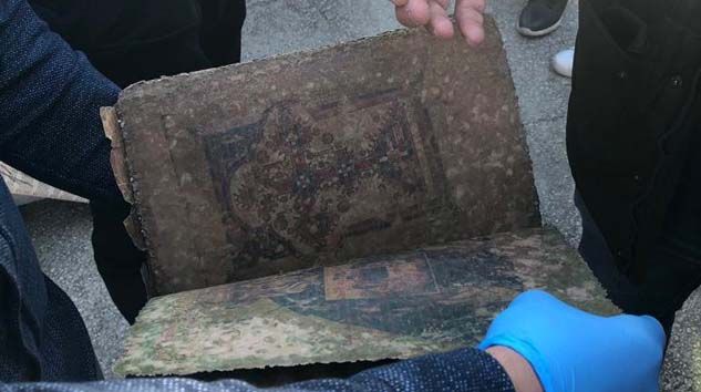 Ayakkabı kutusundan 500 yıllık tarihi el yazması İncil çıktı