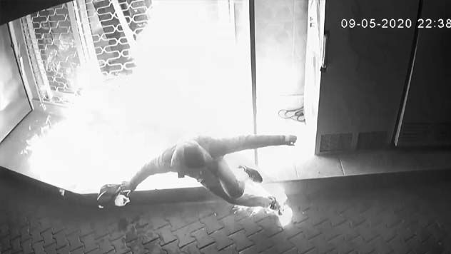 Tekel bayisini kundaklamak isterken kendini yaktı