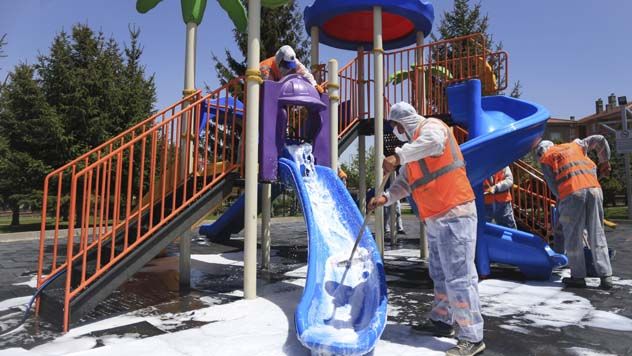 Parklar yarın sokağa çıkacak çocuklar için temizlendi