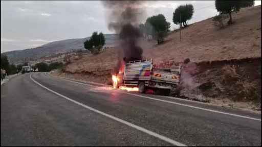 Alev topuna dönen kamyonettin içinden son anda çıktılar