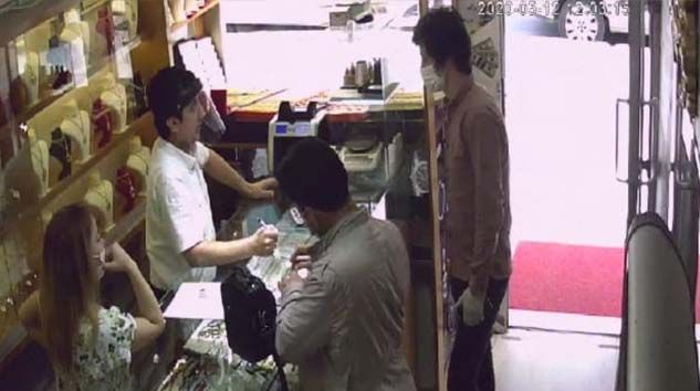 Cerrahi maske ve eldivenle gelip 200 bin liralık yüzükleri çaldı