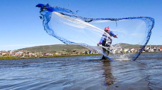 Sular altında kalan ovada balık tutma keyfi
