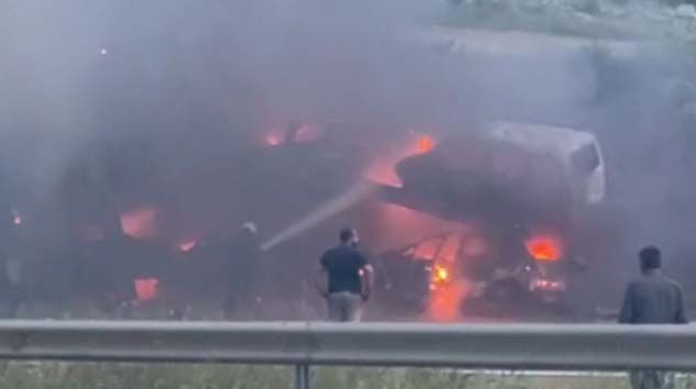 Otomobil taşıyan tır alev alev yandı Otomobil taşıyan tır alev alev yandı