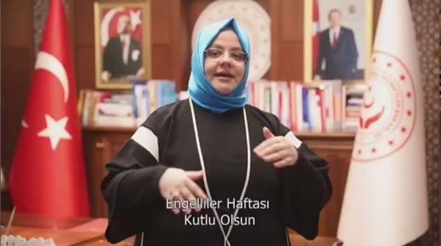 Bakan Selçuk’tan işaret diliyle mesaj: Hayallerde engel yoktur