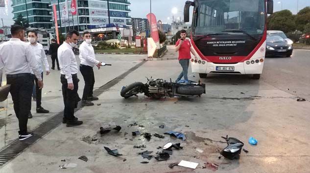 Samsun’da halk otobüsü ile çarpışan motosikletteki iki genç ağır yaralandı