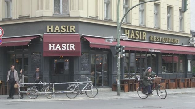 Almanya’nın başkenti Berlin normalleşiyor. Restoran ve kafeler yarın açılıyor