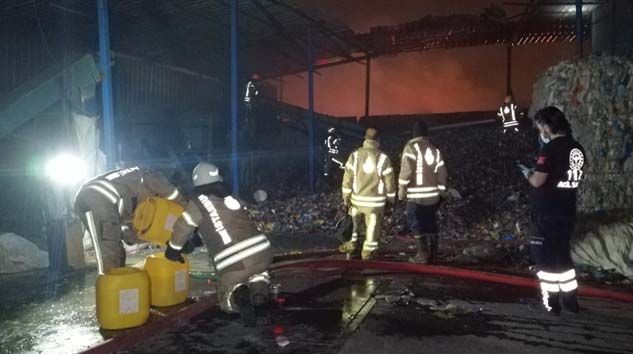 Ümraniye’deki katı atık toplama merkezinde korkutan yangın