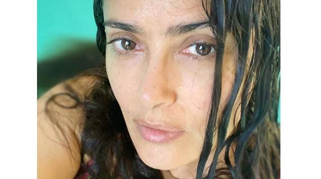 Salma Hayek havuza girip fotoğrafını paylaştı