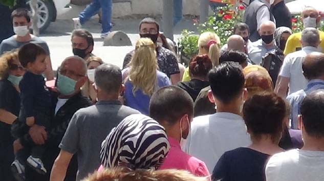 Sancaktepe’de sosyal mesafe unutuldu