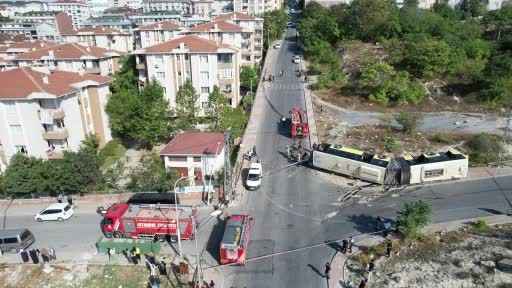 Başakşehir'de İETT otobüsü devrildi Başakşehir'de İETT otobüsü devrildi