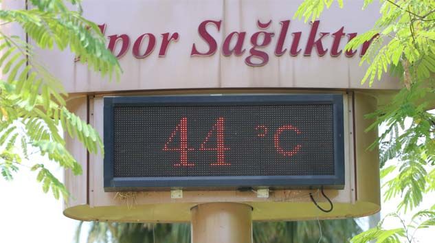 Adana’ya çöl sıcaklığı geldi termometreler 44 dereceyi gördü
