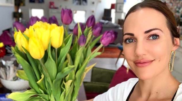 Ünlü oyuncu Meryem Uzerli karantinada Kur’an-ı Kerim okumaya başladı