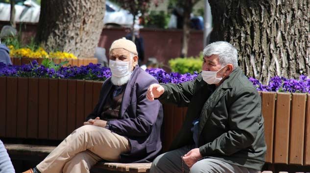 65 yaş ve üzeri ile kronik rahatsızlığı olan vatandaşların izin saatleri değişti