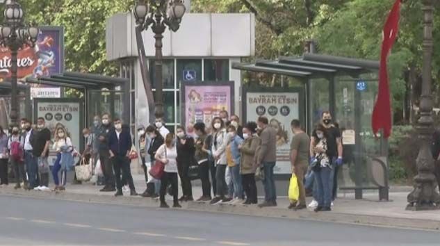 Başkentte otobüs duraklarında yoğunluk yaşandı