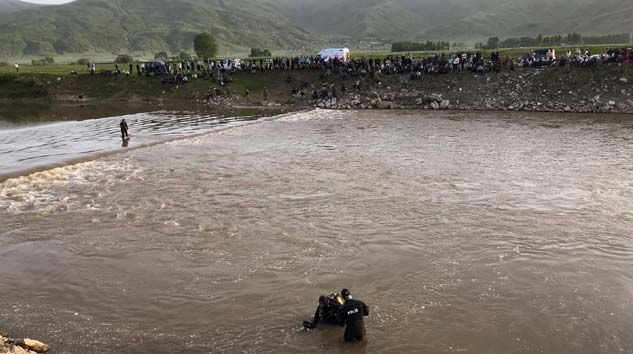 Muş’ta Karasu Nehri’ne giren Muhammed Oran kayboldu