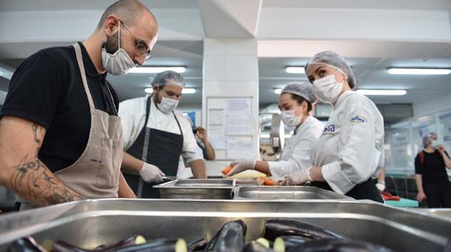 Ünlü şefler Tuzla Belediyesi’nin mutfağına girdi