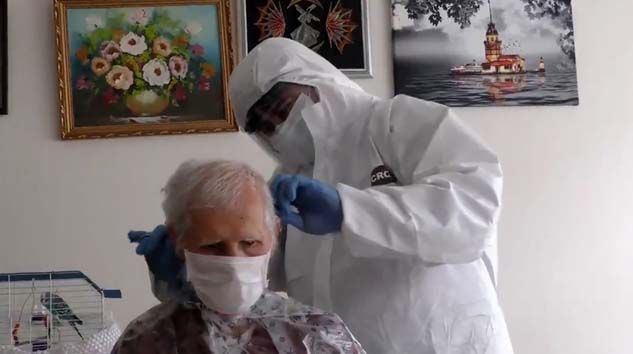 Berbere gidemeyen 65 yaş üstü vatandaşlara evde tıraş hizmeti