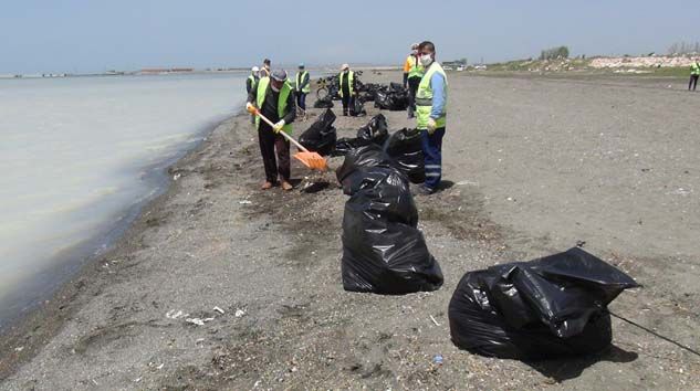 Van Gölü’nde şarkılar eşliğinde 200 ton çöp toplandı