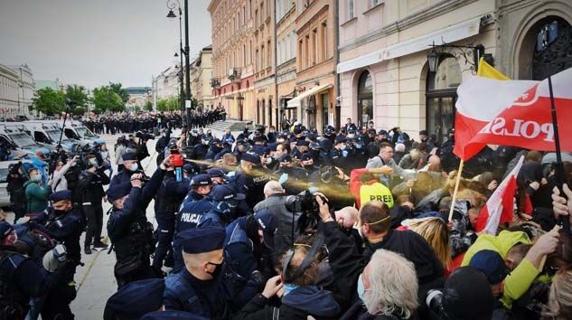Polonya’da yasağa rağmen protesto: 380 gözaltı