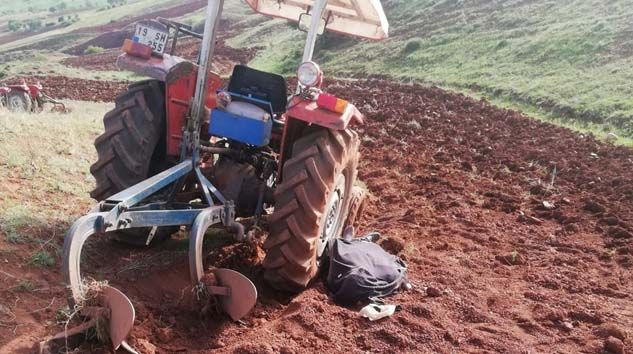 Çorum’da Eyüp Saçan devrilen traktörün altında kalarak hayatını kaybetti