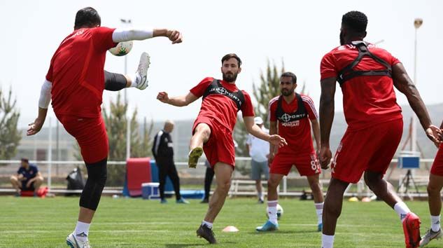 Sivasspor’da tedbirli idman devam ediyor Sivasspor’da tedbirli idman devam ediyor