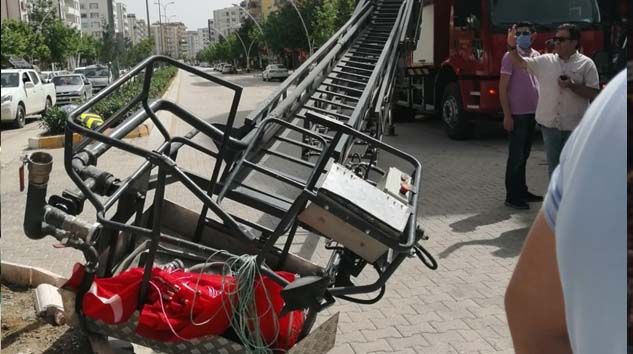 İtfaiyenin merdiveni kırıldı, yere düşen iki işçi yaralandı