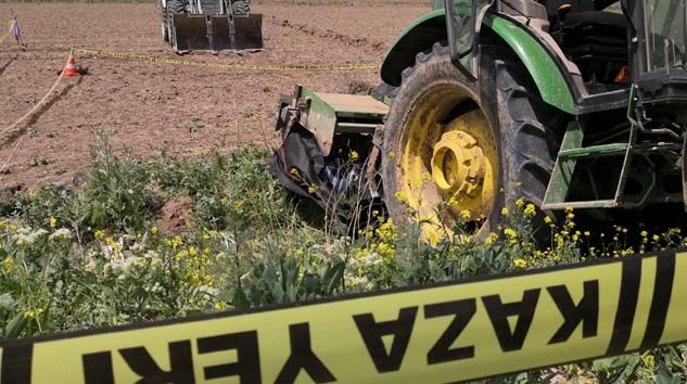 Temizlemeye çalıştığı traktörün altında kalan Halil Erkan hayatını kaybetti