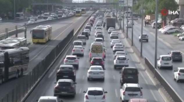 Kısıtlamanın ardından E-5’te yoğun araç trafiği