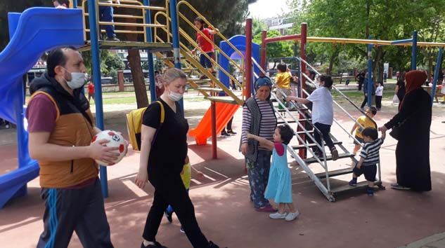Çocuklar parklara akın etti